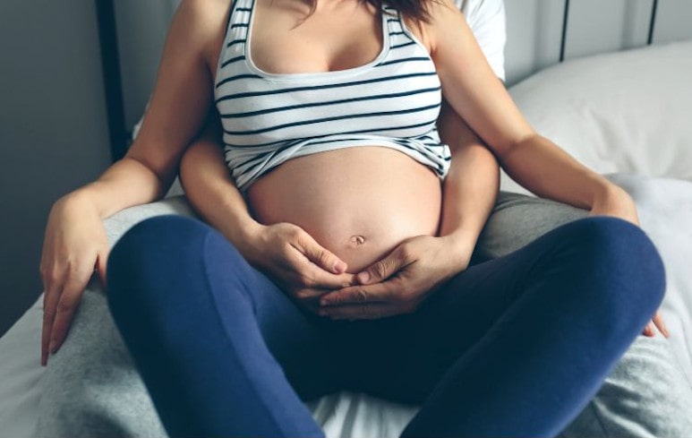 position d'une femme enceinte pendant une séance d'haptonomie