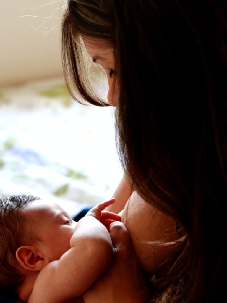 Mère allaitant son enfant
