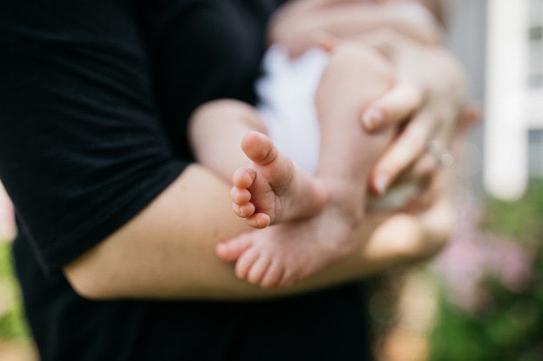 Mère portant son enfant aux bras pour l'allaitement