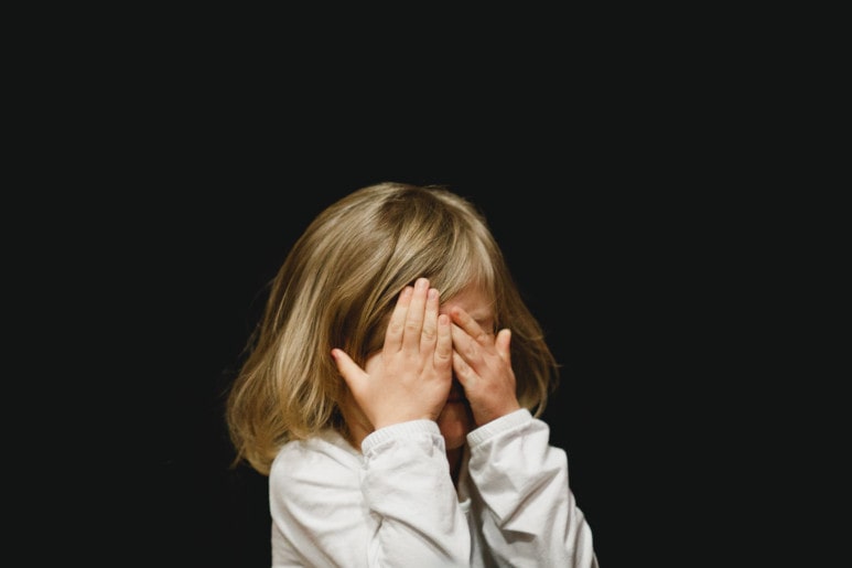 petite fille de deux ans faisant une crise de colère