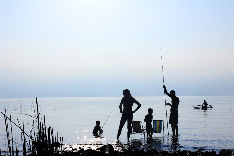 enfants en vacances au lac avec la famille