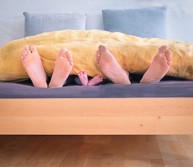 Pieds papa maman et bebe