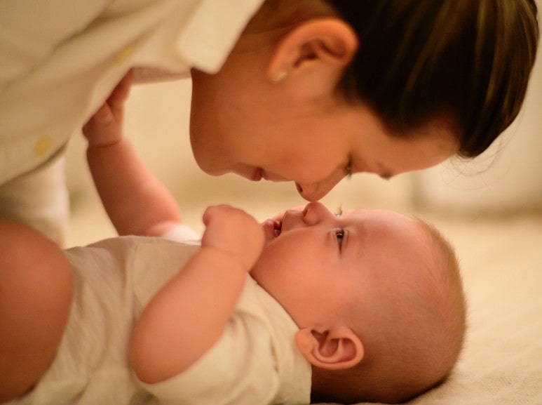 Moment de complicité entre maman et bébé