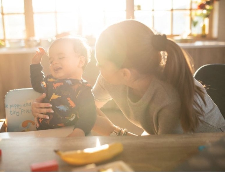 maman et son enfant qui s'énerve, sur une table pendant un jeux.