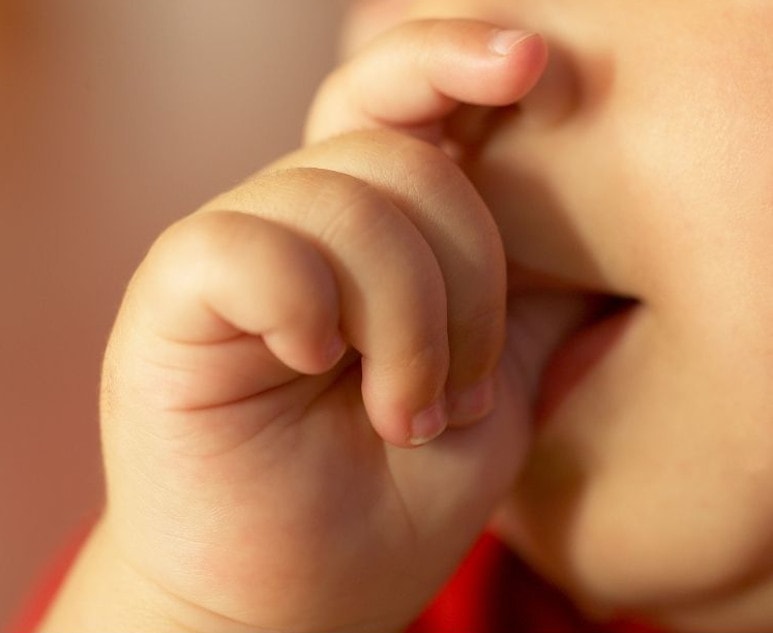 Enfant qui suce son pouce
