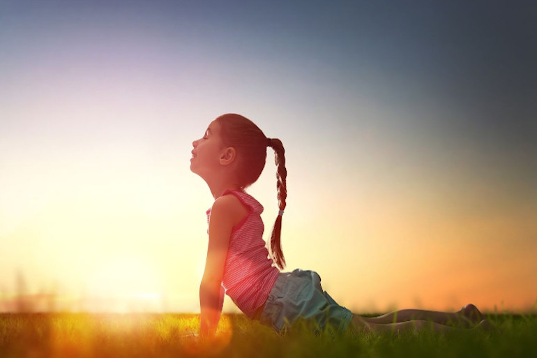 Petite fille qui fait du yoga