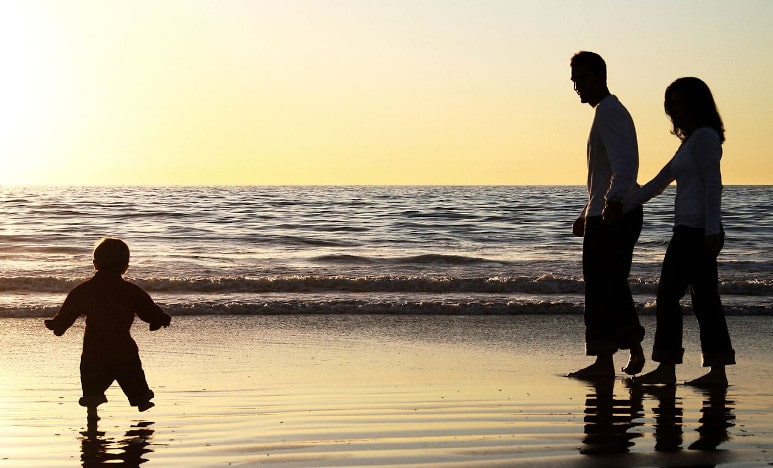 Se promener sur la plage en famille