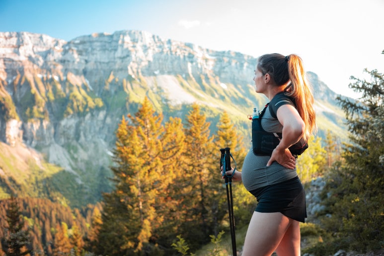 Femme enceinte qui fait du sport, marche en montagne