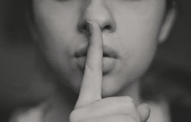 Le secret doigt sur la bouche