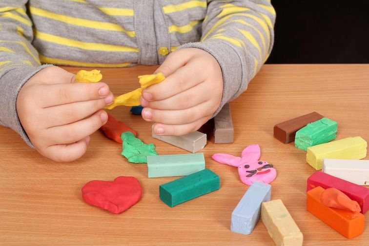 Enfant qui fait une activité de pâte à modeler 