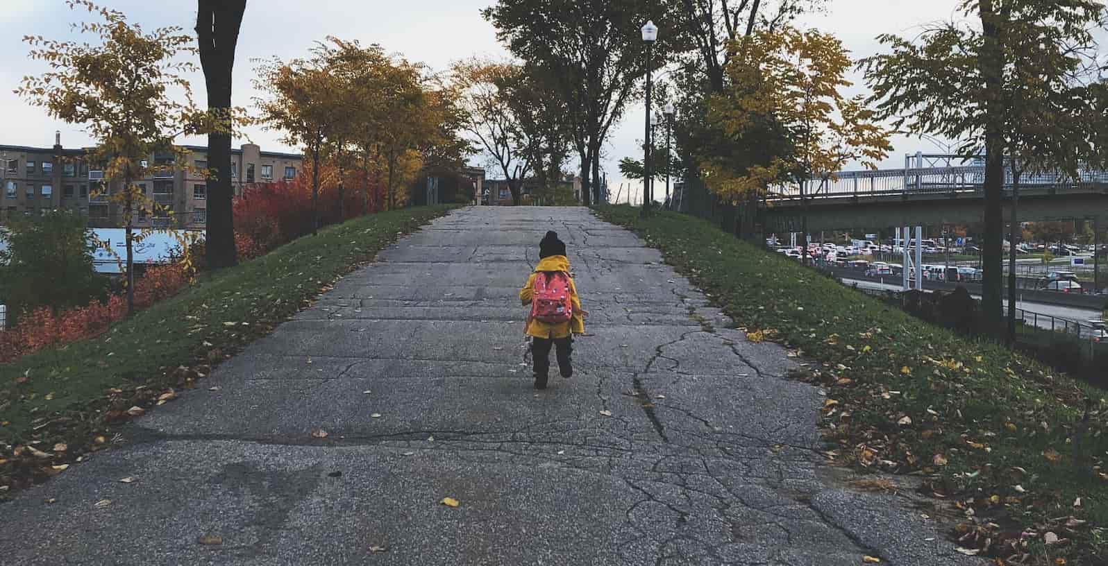 Enfants qui marche vers l'école