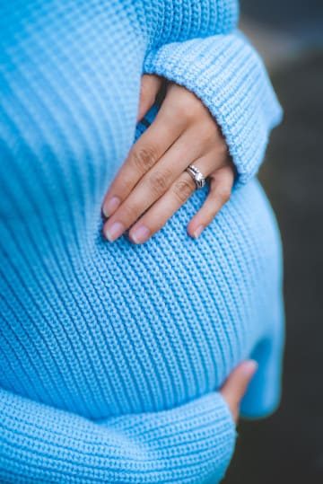 Femme pull bleu, enceinte